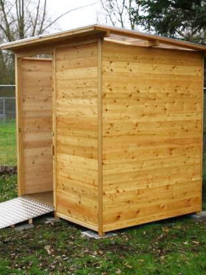 Hundeschule - Lage -Komposttoilette WALD-barrierefrei mit 80L-Behälter - Aussenansicht