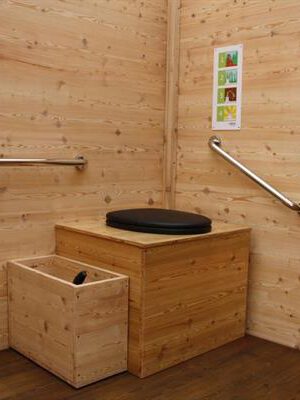Hundeschule - Lage -Komposttoilette WALD-barrierefrei mit 80L-Behälter - Innenansicht, mit Einstreukiste