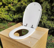 Innentoilette - Komposttoilette Die große Kleine, mit 80 Liter Fass und OLFA Toilettensitz offen