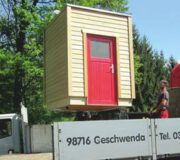 Installation Goldgrube - das fertige Toilettenhaus (hier LÄRCHE-M) wird geliefert