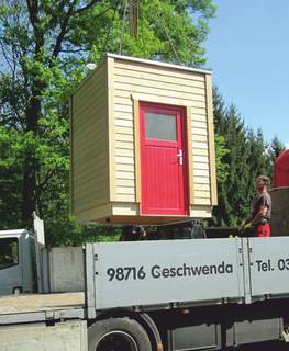 Installation Goldgrube - das fertige Toilettenhaus (hier LÄRCHE-M) wird geliefert