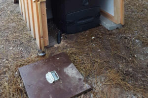 Installation WIESE oder WALD auf Podest. Biolan mit Sickerwasserkanister
