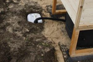 Installation WIESE oder WALD auf Podest. Biolan mit Sickerwasserkanister ohne Kiste