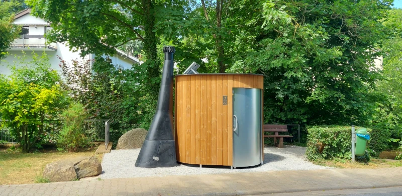 KAZUBA KL2 barrierefrei Birkenau - Vorne - öffentliche TrockenToilette in öffentlichem Park