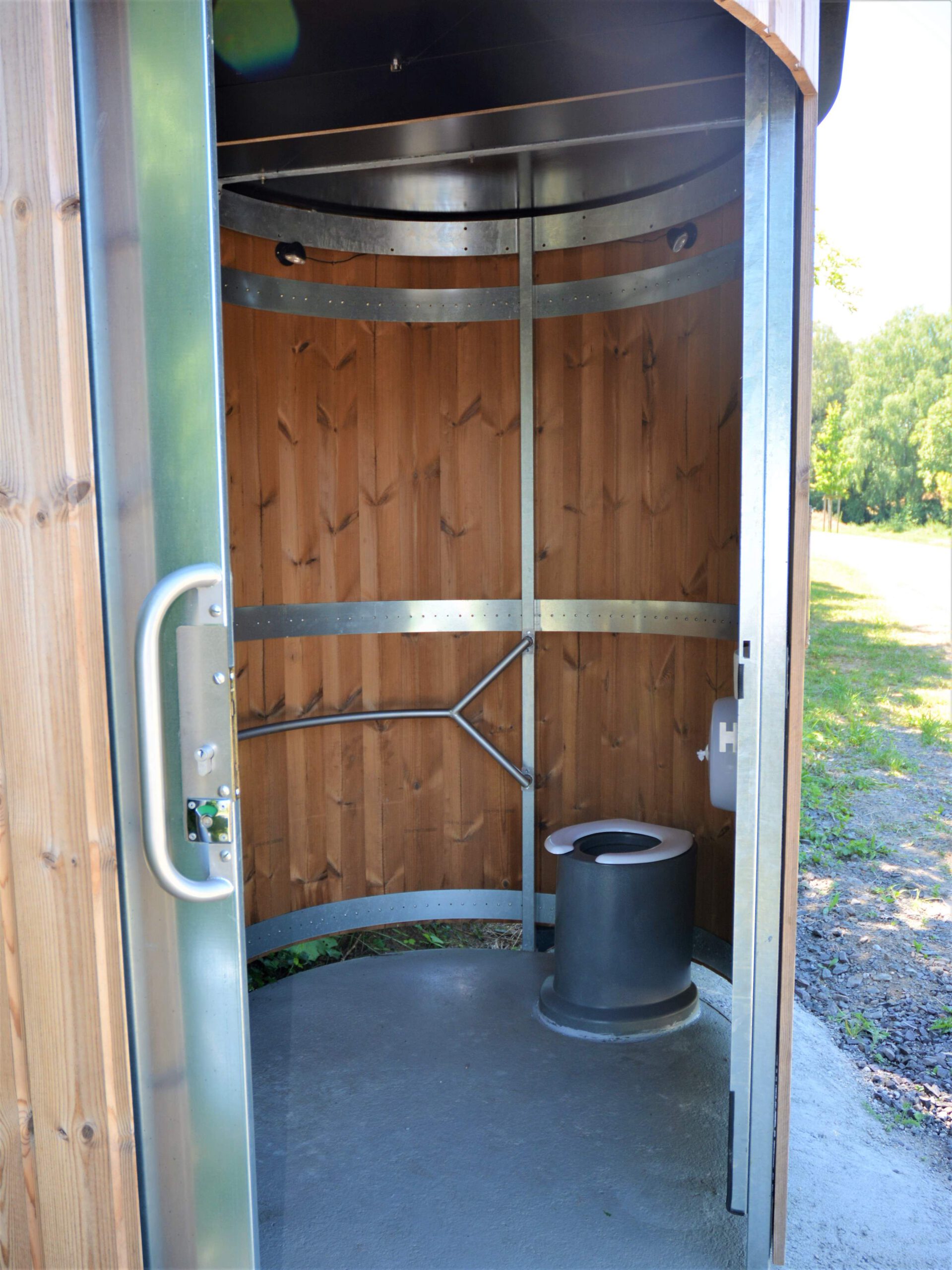 Toilette KAZUBA KL2 Barrierefrei in Morschheim Innenansicht mit Tür offen