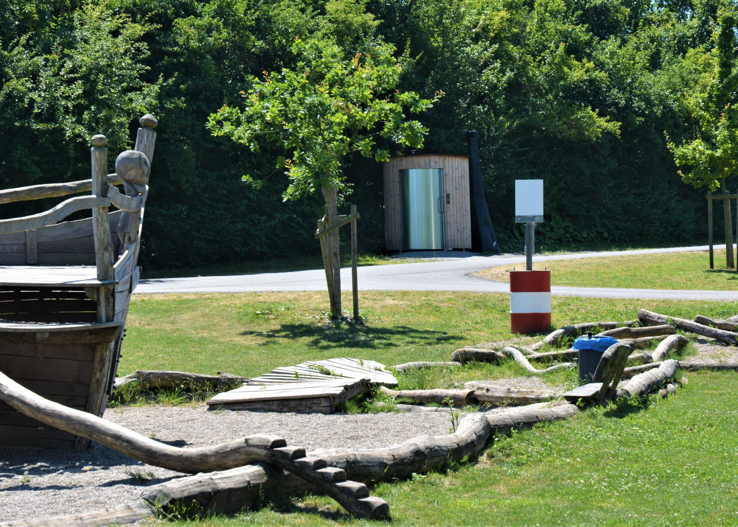 Toilette KAZUBA KL2 Barrierefrei in Morschheim Außenansicht Vorne mit Spielplatz