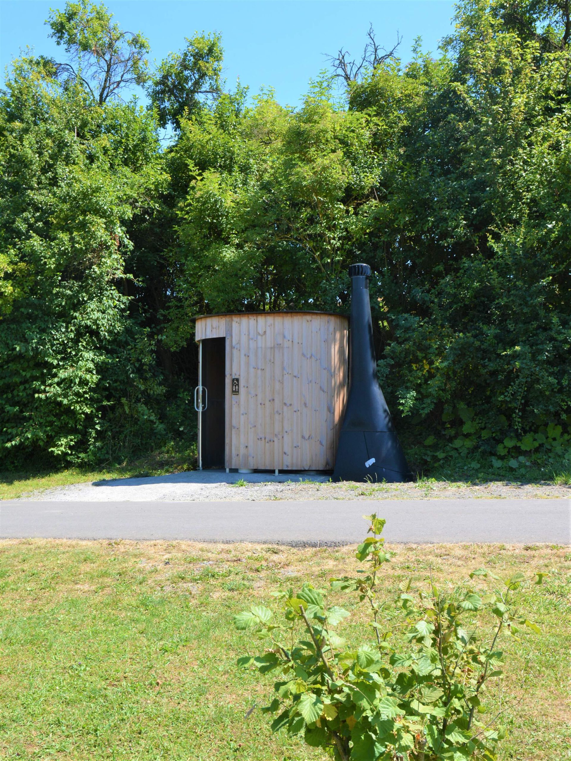 Toilette KAZUBA KL2 Barrierefrei in Morschheim Außenansicht Seite