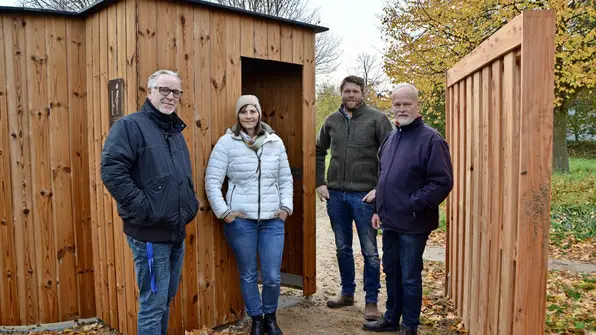 Touristikschef Manfred Mallon, Gundula Staack, Tobias Brauns und Bürgermeister Sönke Paulsen vor der Trockentoilette KAZUBA in Schwedeneck