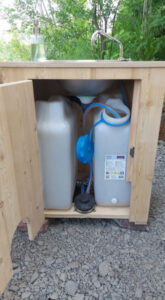nowato Kinderhandwaschbecken - Höhe 65 cm - mit 2 x 20L-Wasserkanister