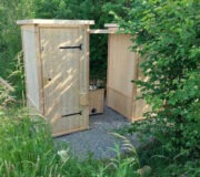 Kinderhandwaschbecken zwischen zwei Komposttoiletten WIESE - mit extra Überdachung