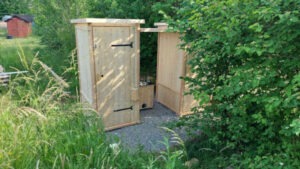 Kinderhandwaschbecken zwischen zwei Komposttoiletten WIESE - mit extra Überdachung