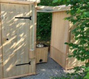 Kinderhandwaschbecken zwischen zwei Komposttoiletten WIESE - mit extra Überdachung
