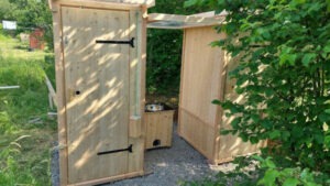 Kinderhandwaschbecken zwischen zwei Komposttoiletten WIESE - mit extra Überdachung