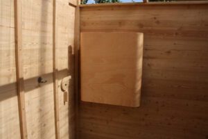 Klappbarer Wickeltisch. Barrierefreie Toilette nach DIN
