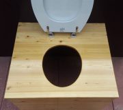 Komposttoilette 'Die große Kleine' mit 80L-Behälter - Ansicht von oben, offene Brille