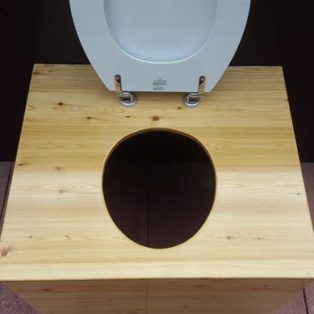 Komposttoilette 'Die große Kleine' mit 80L-Behälter - Ansicht von oben, offene Brille
