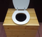 Komposttoilette 'Die große Kleine' mit 80L-Behälter - Ansicht von oben, offener Deckel