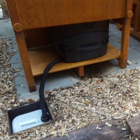 Komposttoilette Biolan eco - Kabine WIESE aus Lärchenholz, lasiert - vertieftes Schacht für Sickerwasserkanister