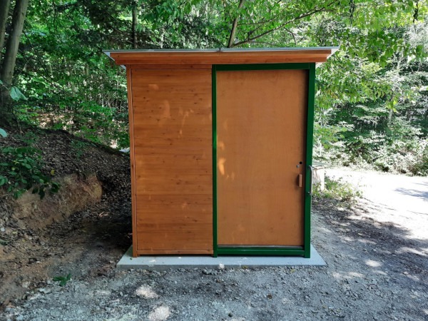 Komposttoilette WALD-Barrierefrei - Michelstadt - Grüner Türrahmen für bessere Identifizierung #Barrierefrei