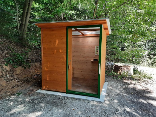 Komposttoilette WALD-Barrierefrei - Michelstadt - Aussenansicht Tür offen