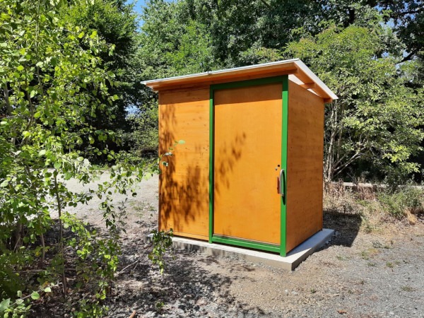 Komposttoilette -WALD-Barrierefrei - Michelstadt - Kontrastfarbe um der Tür - #Barrierefreiheit