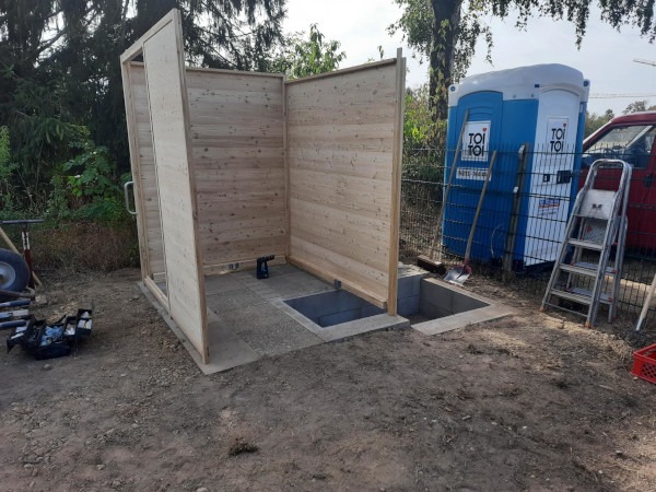 Komposttoilette WALD-Barrierefrei mit Biolan - Oberursel - Aufbau der Holzkabine auf vorbereitetem Fondament