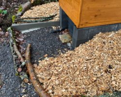 Komposttoilette WALD Biolan vertieft – Hausten – Detail Zugang für die Wartung hinter der Toilette