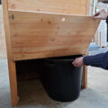 Komposttoilette WALD – Detail Wartungsklappe mit 80L-Behälter