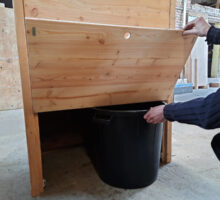Komposttoilette WALD – Detail Wartungsklappe mit 80L-Behälter