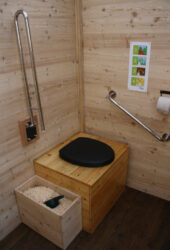 Komposttoilette WALD-barrierefrei 80L – Wissenschaftsgarten Frankfurt – Innenansicht