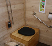 Komposttoilette WALD-barrierefrei 80L - Wissenschaftsgarten Frankfurt - Innenansicht - halb-öffentliche Toilette