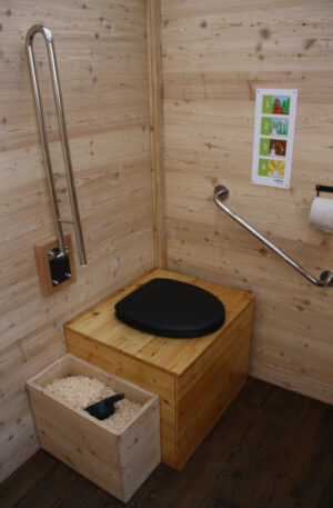Komposttoilette WALD-barrierefrei 80L - Wissenschaftsgarten Frankfurt - Innenansicht - halb-öffentliche Toilette