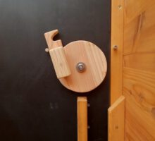 Komposttoilette-WALD-barrierefrei-mit-Schiebetür-Drehschloss-geöffnet