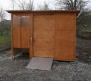 Komposttoilette WALD-barrierefrei mit getrenntem Urinalraum · Frontansicht