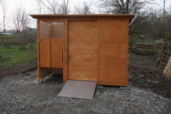 Komposttoilette WALD-barrierefrei mit getrenntem Urinalraum · Frontansicht
