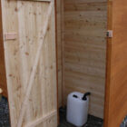 Komposttoilette WALD-barrierefrei mit getrenntem Urinalraum · Detail Betriebsraum und Urinkanister