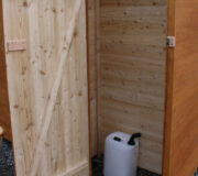 Komposttoilette WALD-barrierefrei mit getrenntem Urinalraum - Detail Betriebsraum und Urinkanister