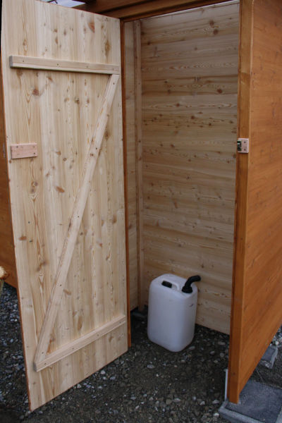 Komposttoilette WALD-barrierefrei mit getrenntem Urinalraum - Detail Betriebsraum und Urinkanister