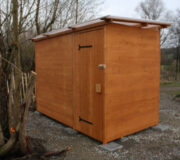 Komposttoilette WALD-barrierefrei mit getrenntem Urinalraum - Detail Hinterseite und Tür zum Betriebsraum