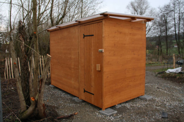 Komposttoilette WALD-barrierefrei mit getrenntem Urinalraum - Detail Hinterseite und Tür zum Betriebsraum