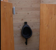 Komposttoilette WALD-barrierefrei mit getrenntem Urinalraum - Detail Urinalraum und Pissoir