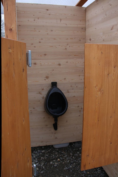 Komposttoilette WALD-barrierefrei mit getrenntem Urinalraum - Detail Urinalraum und Pissoir