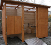 Komposttoilette WALD-barrierefrei mit getrenntem Urinalraum - Frontansicht, Detail barrierefreie Toilette Innenraum