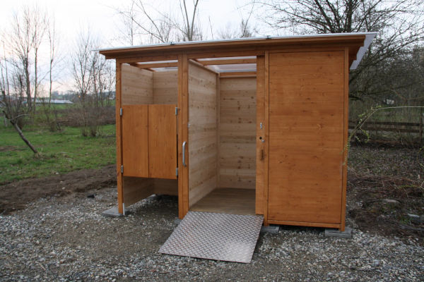 Komposttoilette WALD-barrierefrei mit getrenntem Urinalraum - Frontansicht, Schiebetür geöffnet
