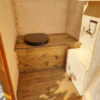 Komposttoilette-WALD-mit-80L-Behaelter-Innenansicht-mit-optionaler-Einstreukiste