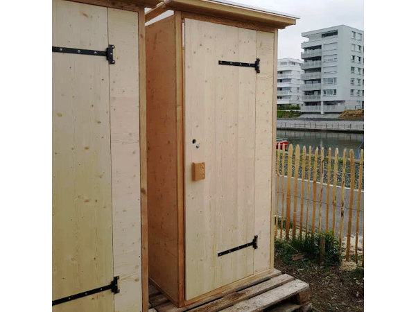 Komposttoilette Modell WALD am Hafenspielplatz – installiert an einem Spielplatz, nachhaltige und kinderfreundliche Außentoilette