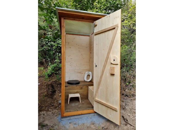 Komposttoilette WALD mit 80-Liter-Behälter – einfache und robuste Holzkonstruktion, nachhaltige Außentoilette