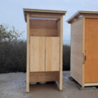 Komposttoilette WALD-Barrierefrei mit 80 Liter Behälter und wasserloses Pissoir WALD. Standort: Ostsee