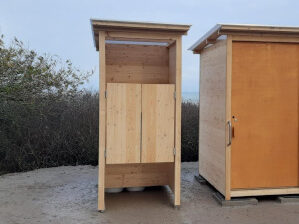 Komposttoilette WALD-Barrierefrei mit 80 Liter Behälter und wasserloses Pissoir WALD. Standort: Ostsee