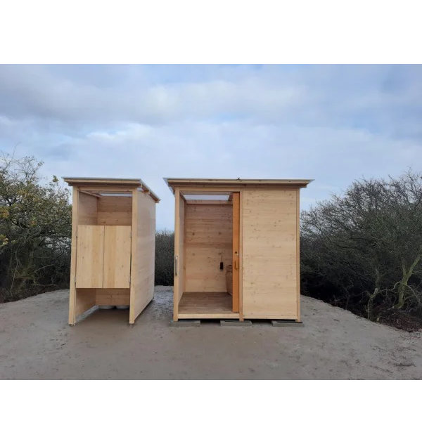 Komposttoilette WALD barrierefrei mit 80-Liter-System und wasserlosem Pissoir WALD – an der Ostsee in Küstenumgebung